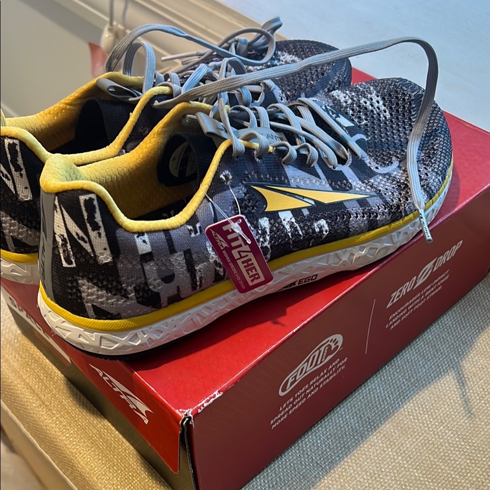 Altra Escalante Running Shoes in Black and Yellow
